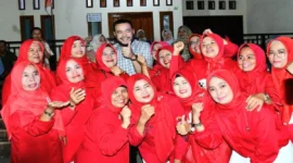 Wali Kota Padang, Fadly Amran menghadiri puncak perayaan Semarak HUT ke-80 Kemerdekaan RI di Komplek Pagambiran Permai, Sabtu (23/8/2025) malam. (Foto: Prokopim Padang)