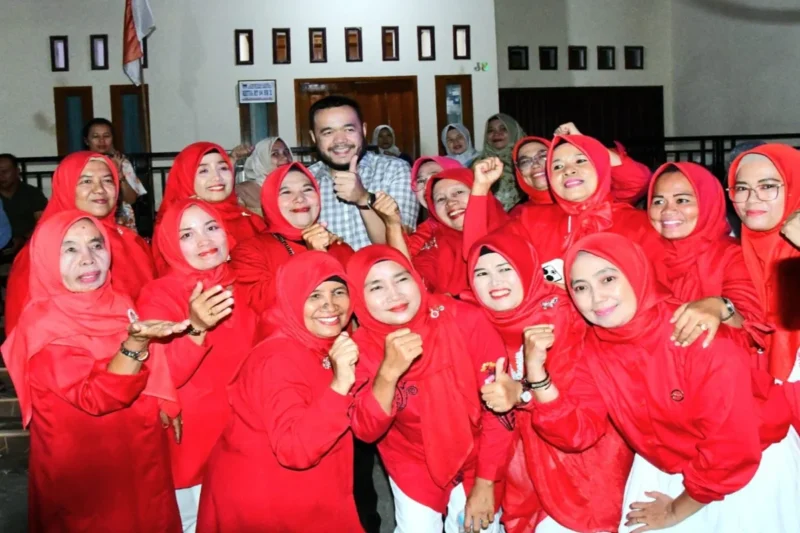 Wali Kota Padang, Fadly Amran menghadiri puncak perayaan Semarak HUT ke-80 Kemerdekaan RI di Komplek Pagambiran Permai, Sabtu (23/8/2025) malam. (Foto: Prokopim Padang)