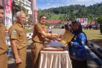 Bupati Pessel, Hendrajoni didampingi Sekkab Pessel, Mawardi Roska dan Kepala BKPSDM, Yoski Wandri saat penyerahan SK PPPK. (Foto: Dok Yoniks)