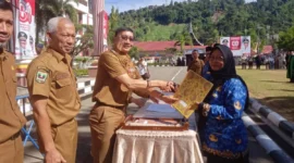 Bupati Pessel, Hendrajoni didampingi Sekkab Pessel, Mawardi Roska dan Kepala BKPSDM, Yoski Wandri saat penyerahan SK PPPK. (Foto: Dok Yoniks)