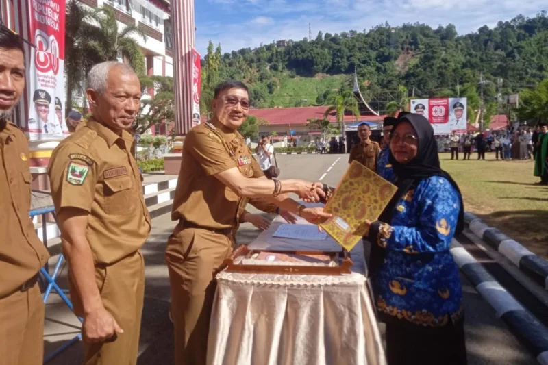 Bupati Pessel, Hendrajoni didampingi Sekkab Pessel, Mawardi Roska dan Kepala BKPSDM, Yoski Wandri saat penyerahan SK PPPK. (Foto: Dok Yoniks)