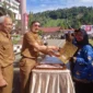 Bupati Pessel, Hendrajoni didampingi Sekkab Pessel, Mawardi Roska dan Kepala BKPSDM, Yoski Wandri saat penyerahan SK PPPK. (Foto: Dok Yoniks)