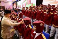 Presiden Prabowo Subianto menyapa siswa dari Sekolah Rakyat saat memberikan arahan kepada para guru dan kepala sekolah Sekolah Rakyat, di JIExpo, Jakarta, Jumat (22/8/2025). (Foto: BPMI Setpres)