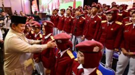 Presiden Prabowo Subianto menyapa siswa dari Sekolah Rakyat saat memberikan arahan kepada para guru dan kepala sekolah Sekolah Rakyat, di JIExpo, Jakarta, Jumat (22/8/2025). (Foto: BPMI Setpres)