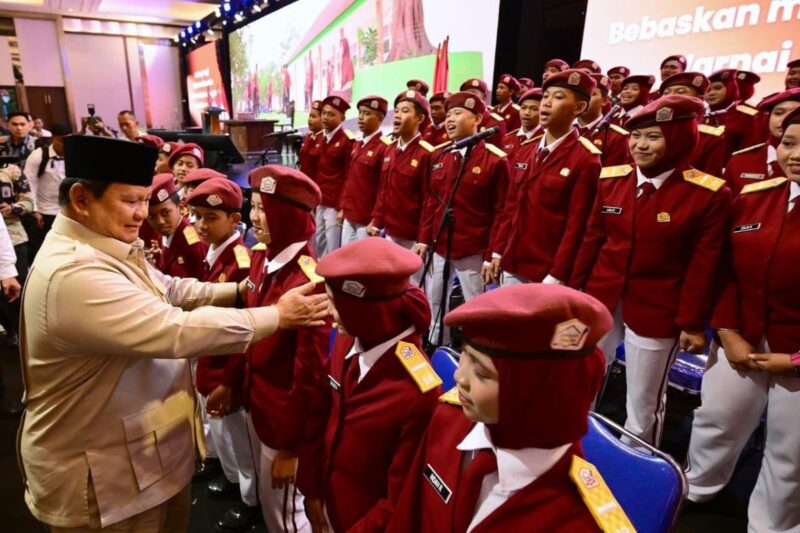Presiden Prabowo Subianto menyapa siswa dari Sekolah Rakyat saat memberikan arahan kepada para guru dan kepala sekolah Sekolah Rakyat, di JIExpo, Jakarta, Jumat (22/8/2025). (Foto: BPMI Setpres)