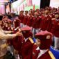 Presiden Prabowo Subianto menyapa siswa dari Sekolah Rakyat saat memberikan arahan kepada para guru dan kepala sekolah Sekolah Rakyat, di JIExpo, Jakarta, Jumat (22/8/2025). (Foto: BPMI Setpres)