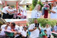 Wali Kota Pariaman Yota Balad menyerahkan seragam sekolah gratis bagi murid baru kelas I di empat SDN di Kota Pariaman, Rabu (20/8/2025). (Foto: Kominfo Pariaman)