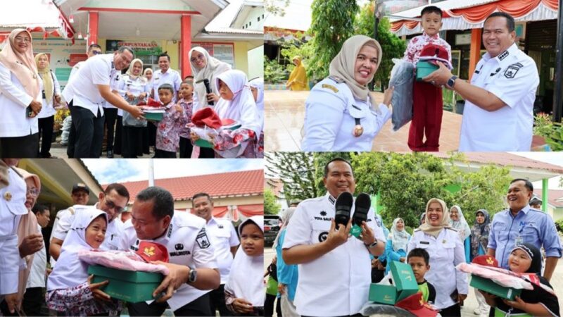 Wali Kota Pariaman Yota Balad menyerahkan seragam sekolah gratis bagi murid baru kelas I di empat SDN di Kota Pariaman, Rabu (20/8/2025). (Foto: Kominfo Pariaman)