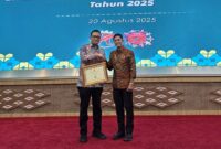 Pj Sekdakab Pasbar Doddy San Ismail menerima Sertifikat Eliminasi Filariasis 2025 dari Wakil Menteri Kesehatan RI, Dante Saksono Harbuwono, Rabu (20/8). (Foto: Diskominfo Pasbar)
