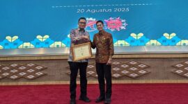Pj Sekdakab Pasbar Doddy San Ismail menerima Sertifikat Eliminasi Filariasis 2025 dari Wakil Menteri Kesehatan RI, Dante Saksono Harbuwono, Rabu (20/8). (Foto: Diskominfo Pasbar)