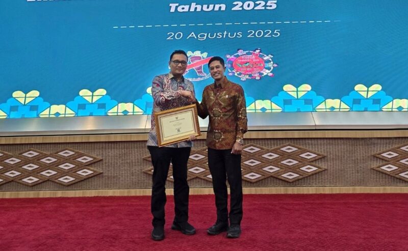 Pj Sekdakab Pasbar Doddy San Ismail menerima Sertifikat Eliminasi Filariasis 2025 dari Wakil Menteri Kesehatan RI, Dante Saksono Harbuwono, Rabu (20/8). (Foto: Diskominfo Pasbar)