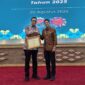 Pj Sekdakab Pasbar Doddy San Ismail menerima Sertifikat Eliminasi Filariasis 2025 dari Wakil Menteri Kesehatan RI, Dante Saksono Harbuwono, Rabu (20/8). (Foto: Diskominfo Pasbar)