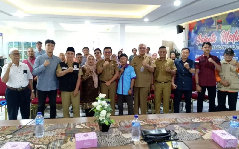 Sosialisasi Pengawasan Orang Asing di Aula Kantor Kecamatan Padang Selatan, Selasa (26/8/2025).