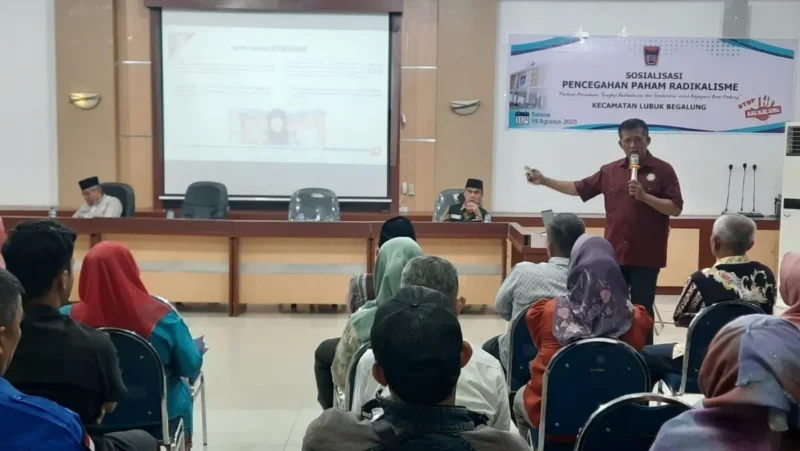 Penyampaian materi dari narasumber dalam Sosialisasi Pencegahan Paham Radikalisme dan Upaya Pencegahannya di Aula Kantor Camat Lubeg, Selasa (19/8/2025). 