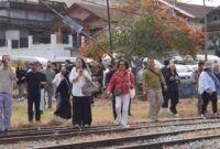 Delegasi 15 negara mengunjungi Stasiun Kereta Api Padang Panjang, Minggu (24/8/2025). (Foto: Kominfo Padang Panjang)