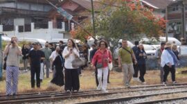 Delegasi 15 negara mengunjungi Stasiun Kereta Api Padang Panjang, Minggu (24/8/2025). (Foto: Kominfo Padang Panjang)