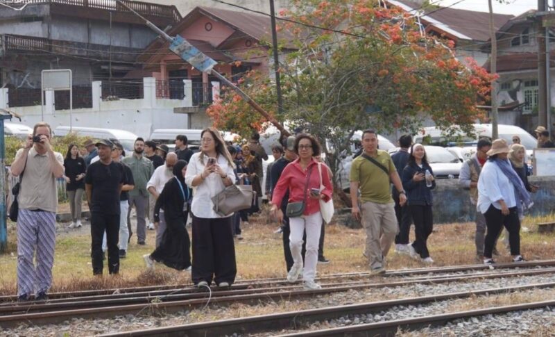 Delegasi 15 negara mengunjungi Stasiun Kereta Api Padang Panjang, Minggu (24/8/2025). (Foto: Kominfo Padang Panjang)