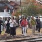 Delegasi 15 negara mengunjungi Stasiun Kereta Api Padang Panjang, Minggu (24/8/2025). (Foto: Kominfo Padang Panjang)