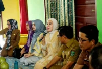 Bupati Padang Pariaman, John Kenedy Azis mengapresiasi keberadaan Kampung Sulam Samek di Korong Pasia Baru, Nagari Pilubang, Selasa (26/8/2025). (Foto: Kominfo Padang Pariaman)