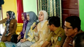 Bupati Padang Pariaman, John Kenedy Azis mengapresiasi keberadaan Kampung Sulam Samek di Korong Pasia Baru, Nagari Pilubang, Selasa (26/8/2025). (Foto: Kominfo Padang Pariaman)