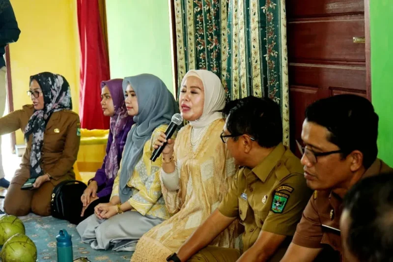 Bupati Padang Pariaman, John Kenedy Azis mengapresiasi keberadaan Kampung Sulam Samek di Korong Pasia Baru, Nagari Pilubang, Selasa (26/8/2025). (Foto: Kominfo Padang Pariaman)