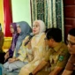 Bupati Padang Pariaman, John Kenedy Azis mengapresiasi keberadaan Kampung Sulam Samek di Korong Pasia Baru, Nagari Pilubang, Selasa (26/8/2025). (Foto: Kominfo Padang Pariaman)