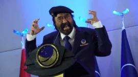 Ketua Umum Partai NasDem Surya Paloh menonaktifkan Ahmad Sahroni dan Nafa Urbach dari keanggotaan DPR RI, mulai 1 September 2025. (Foto: Tim Media Center Nasdem)