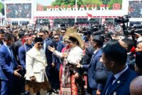 Presiden Prabowo ikut bergoyang bersama masyarakat mengikuti alunan musik Tabola Bale di Istana Merdeka, Minggu (17/8/2025). (Foto: BPMI Setpres)