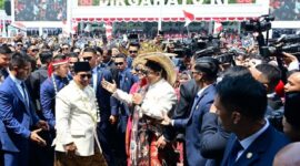 Presiden Prabowo ikut bergoyang bersama masyarakat mengikuti alunan musik Tabola Bale di Istana Merdeka, Minggu (17/8/2025). (Foto: BPMI Setpres)