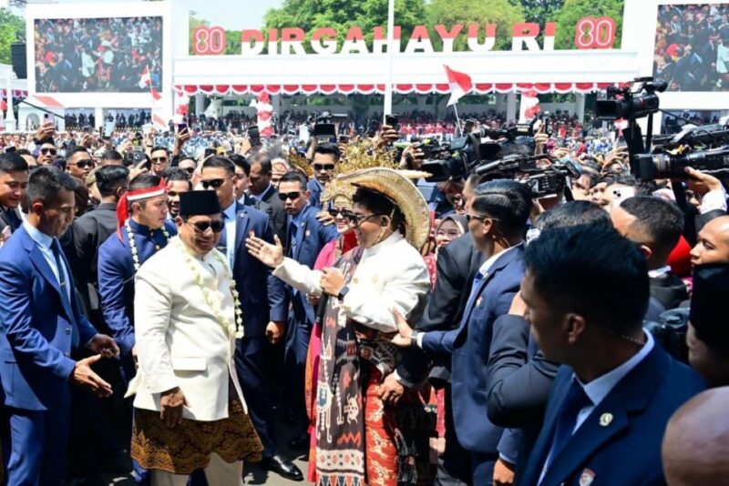 Presiden Prabowo ikut bergoyang bersama masyarakat mengikuti alunan musik Tabola Bale di Istana Merdeka, Minggu (17/8/2025). (Foto: BPMI Setpres)