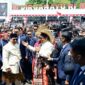 Presiden Prabowo ikut bergoyang bersama masyarakat mengikuti alunan musik Tabola Bale di Istana Merdeka, Minggu (17/8/2025). (Foto: BPMI Setpres)