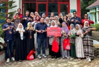 Telkomsel menyalurkan bantuan perangkat medis dan layanan konektivitas Telkomsel Orbit ke Puskesmas Simpang Tonang, Kabupaten Pasaman. (Foto: Telkomsel)
