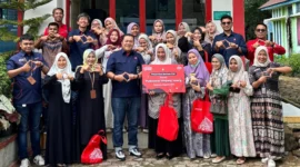 Telkomsel menyalurkan bantuan perangkat medis dan layanan konektivitas Telkomsel Orbit ke Puskesmas Simpang Tonang, Kabupaten Pasaman. (Foto: Telkomsel)