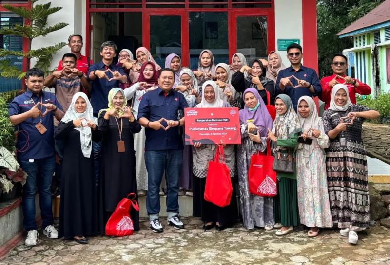 Telkomsel menyalurkan bantuan perangkat medis dan layanan konektivitas Telkomsel Orbit ke Puskesmas Simpang Tonang, Kabupaten Pasaman. (Foto: Telkomsel)