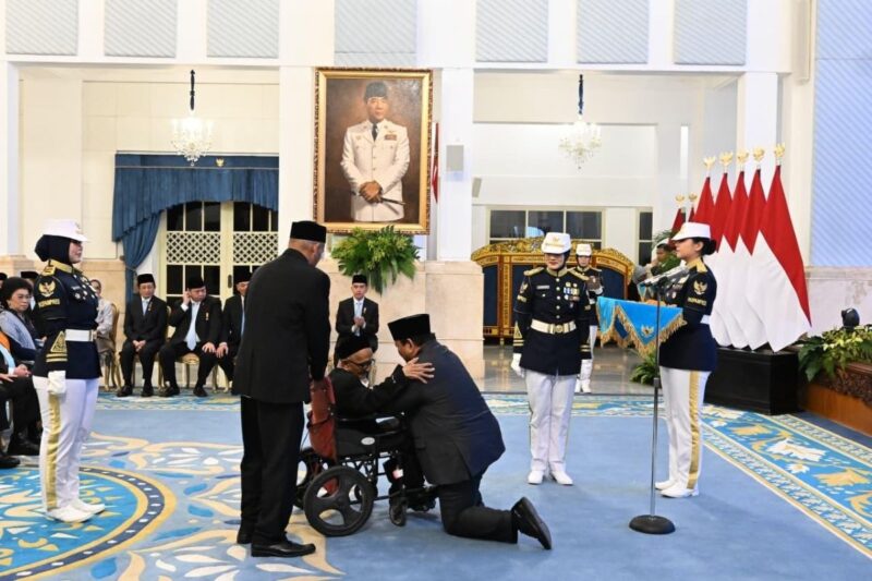 Presiden Prabowo berlutut mengalungkan Tanda Kehormatan Republik Indonesia berupa Bintang Jasa Utama kepada Teungku Nyak Sandang di Istana Negara, Jakarta, Senin (25/8/2025). (Foto: BPMI Setpres)  