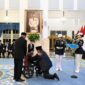 Presiden Prabowo berlutut mengalungkan Tanda Kehormatan Republik Indonesia berupa Bintang Jasa Utama kepada Teungku Nyak Sandang di Istana Negara, Jakarta, Senin (25/8/2025). (Foto: BPMI Setpres)  