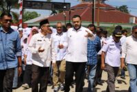 Wali Kota Padang, Fadly Amran meninjau fasilitas air bersih dan kondisi jalan menuju SMAN 17 Padang, Rabu (20/8/2025). (Foto: Prokopim Padang)