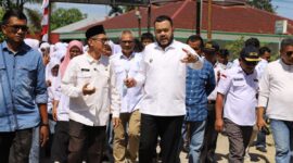 Wali Kota Padang, Fadly Amran meninjau fasilitas air bersih dan kondisi jalan menuju SMAN 17 Padang, Rabu (20/8/2025). (Foto: Prokopim Padang)