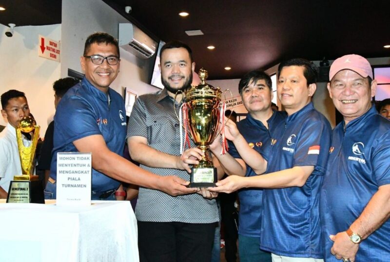 Wali Kota Padang, Fadly Amran membuka Turnamen Billiard memperebutkan Piala Bergilir Wali Kota Padang di Oriental Billiard, Sabtu (16/8/2025). (Foto: Prokopim Padang)