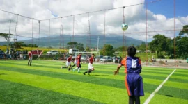 Turnamen Mini Soccer Kajari Cup I antarpelajar SMP/MTs sederajat di Kota Padang Panjang resmi bergulir, Selasa (26/8/2025). (Foto: Kominfo Padang Panjang)
