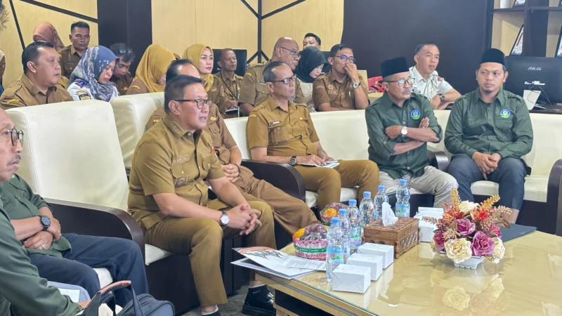 Wali Kota Bukittinggi, Ramlan Nurmatias memaparkan kondisi Kota Bukittinggi dalam kegiatan Verifikasi Lanjutan KKS 2025 di BCC Balai Kota, Selasa (19/8/2025). (Foto: Pemko Bukittinggi)