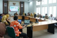 Wakil Wali Kota Padang Panjang, Allex Saputra memaparkan pelaksanaan program Kota Sehat di hadapan tim verifikator secara virtual dari ruang VIP Balai Kota, Selasa (19/8/2025). (Foto: Kominfo Padang Panjang)
