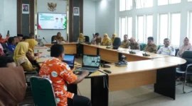 Wakil Wali Kota Padang Panjang, Allex Saputra memaparkan pelaksanaan program Kota Sehat di hadapan tim verifikator secara virtual dari ruang VIP Balai Kota, Selasa (19/8/2025). (Foto: Kominfo Padang Panjang)