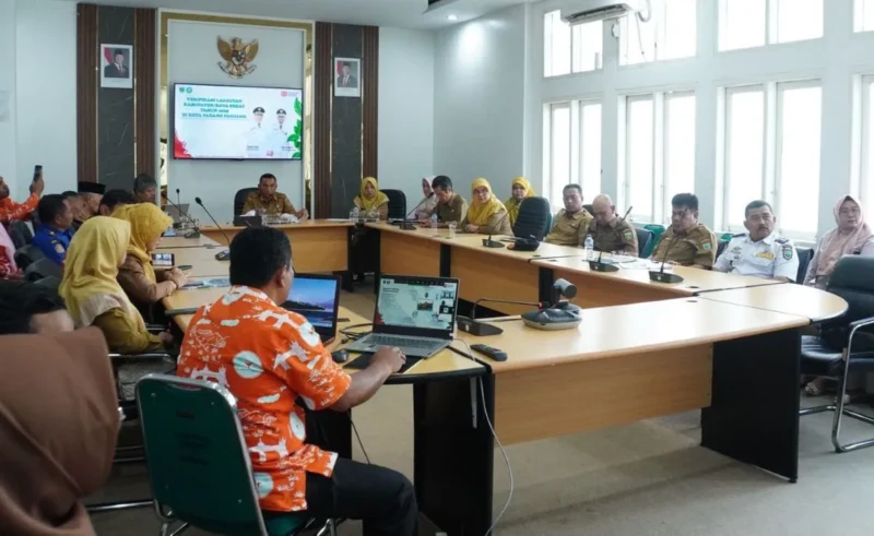 Wakil Wali Kota Padang Panjang, Allex Saputra memaparkan pelaksanaan program Kota Sehat di hadapan tim verifikator secara virtual dari ruang VIP Balai Kota, Selasa (19/8/2025). (Foto: Kominfo Padang Panjang)