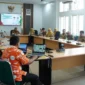 Wakil Wali Kota Padang Panjang, Allex Saputra memaparkan pelaksanaan program Kota Sehat di hadapan tim verifikator secara virtual dari ruang VIP Balai Kota, Selasa (19/8/2025). (Foto: Kominfo Padang Panjang)
