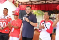 Wali Kota Padang, Fadly Amran melepas peserta jalan santai warga Komplek Kamela Permai, Kelurahan Lubuk Buaya, Kecamatan Koto Tangah, Senin (18/8/2025). (Foto: Prokopim Padang)