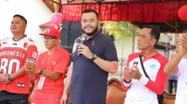 Wali Kota Padang, Fadly Amran melepas peserta jalan santai warga Komplek Kamela Permai, Kelurahan Lubuk Buaya, Kecamatan Koto Tangah, Senin (18/8/2025). (Foto: Prokopim Padang)