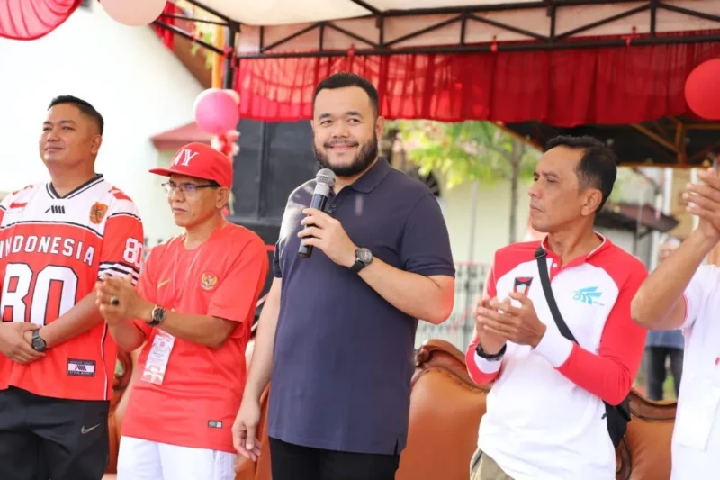 Wali Kota Padang, Fadly Amran melepas peserta jalan santai warga Komplek Kamela Permai, Kelurahan Lubuk Buaya, Kecamatan Koto Tangah, Senin (18/8/2025). (Foto: Prokopim Padang)