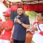 Wali Kota Padang, Fadly Amran melepas peserta jalan santai warga Komplek Kamela Permai, Kelurahan Lubuk Buaya, Kecamatan Koto Tangah, Senin (18/8/2025). (Foto: Prokopim Padang)