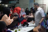 Wali Kota Padang Fadly Amran menyalami warga saat menghadiri penutupan perayaan HUT ke-80 RI yang digelar IPEKAB, Jumat (22/8/2025) malam. (Foto: Diskominfo Padang)